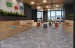 Piso Vinilico instalado com cola de tamanho de 91x91 da marca Eucafloor instalado em um ambiente amplo com muita movimentação