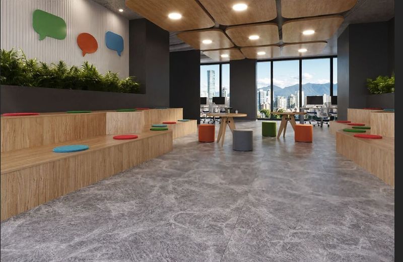 Piso Vinilico instalado com cola de tamanho de 91x91 da marca Eucafloor instalado em um ambiente amplo com muita movimentação