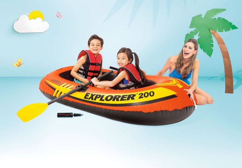 Imagem ilustrativa de bote Inflavel de cor laranja com duas crianças remando e uma pessoa acompanhando