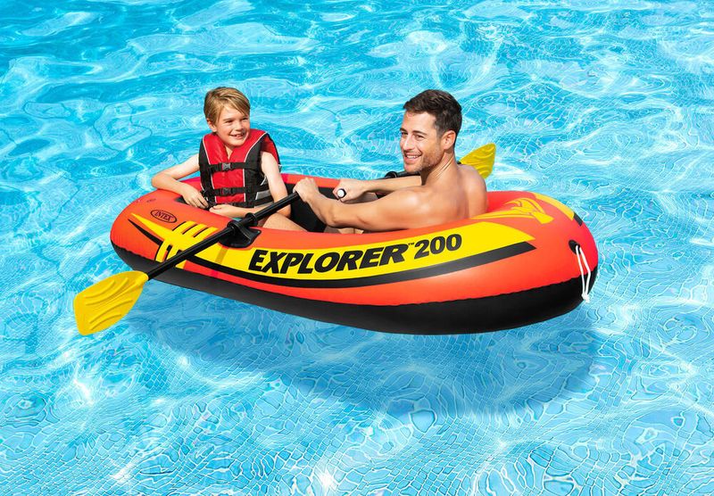 Imagem ilustrativa de bote com duas crianças remando em piscina