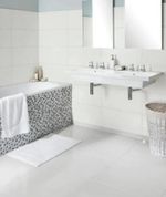 Banheiro com móvies e banheira com a parede com o Revestimento Parede Glacial Snow Retificado Acetinado 32x59 Classe C Incepa
