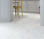 Piso Cerâmico Plaza HD aplicado em cozinha com cadeira estrutura de metal na cor dourado e balcão na cor branco