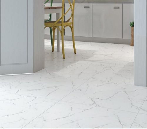 Piso Cerâmico Plaza HD aplicado em cozinha com cadeira estrutura de metal na cor dourado e balcão na cor branco